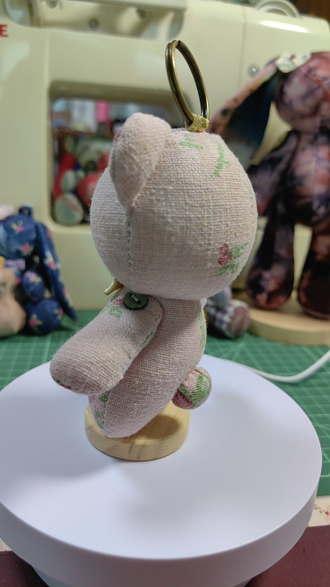 Porte-clés ours fraise en coton et lin