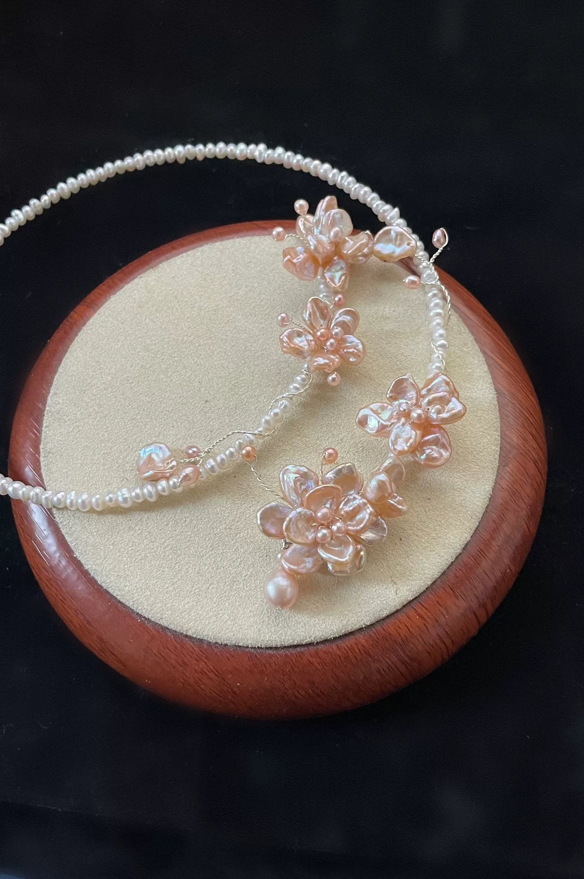 Choker-Halskette mit rosafarbenen Naturperlen und Blütenmotiv