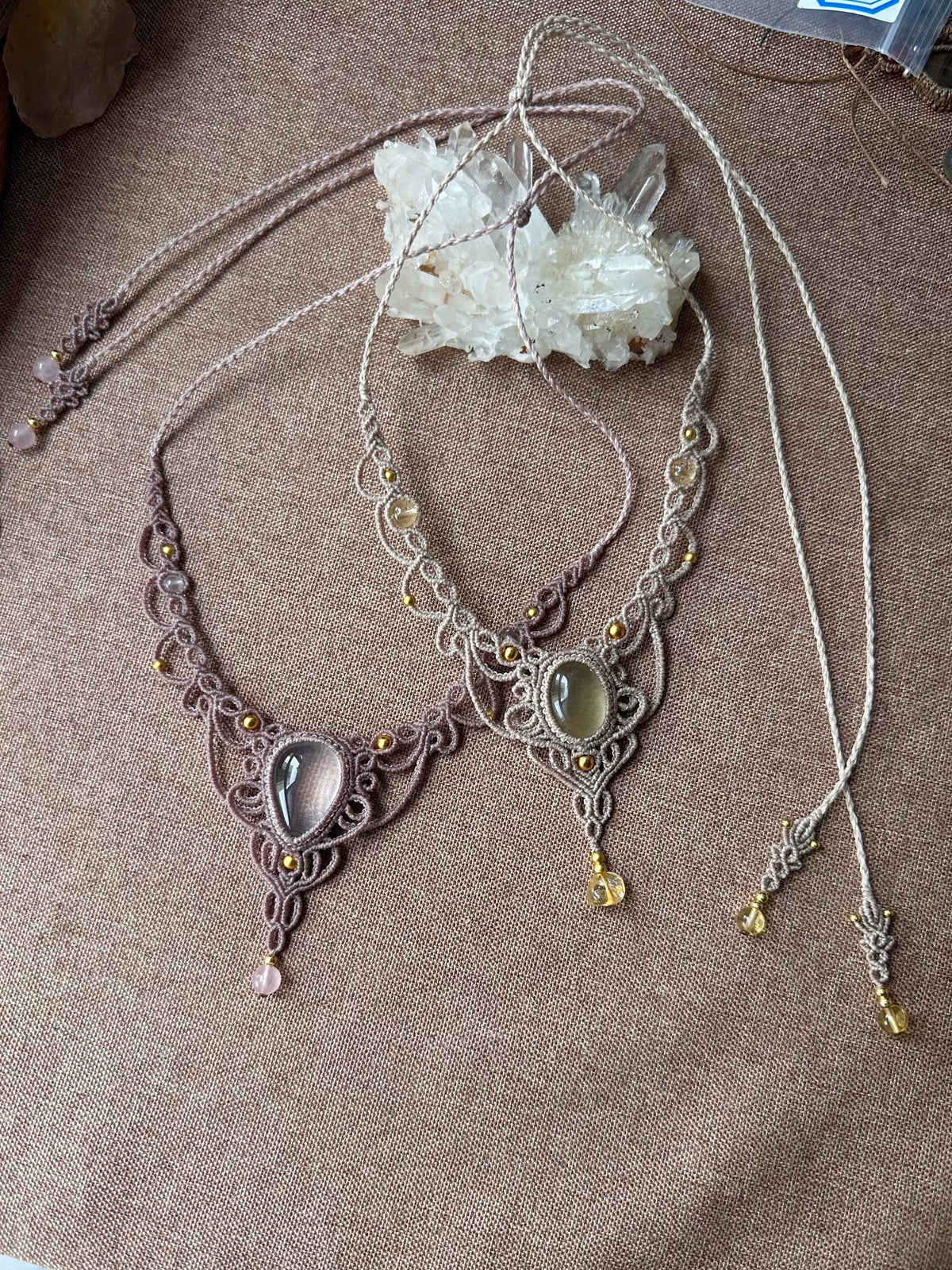 Handgeknoopt macrameketting met grote steen