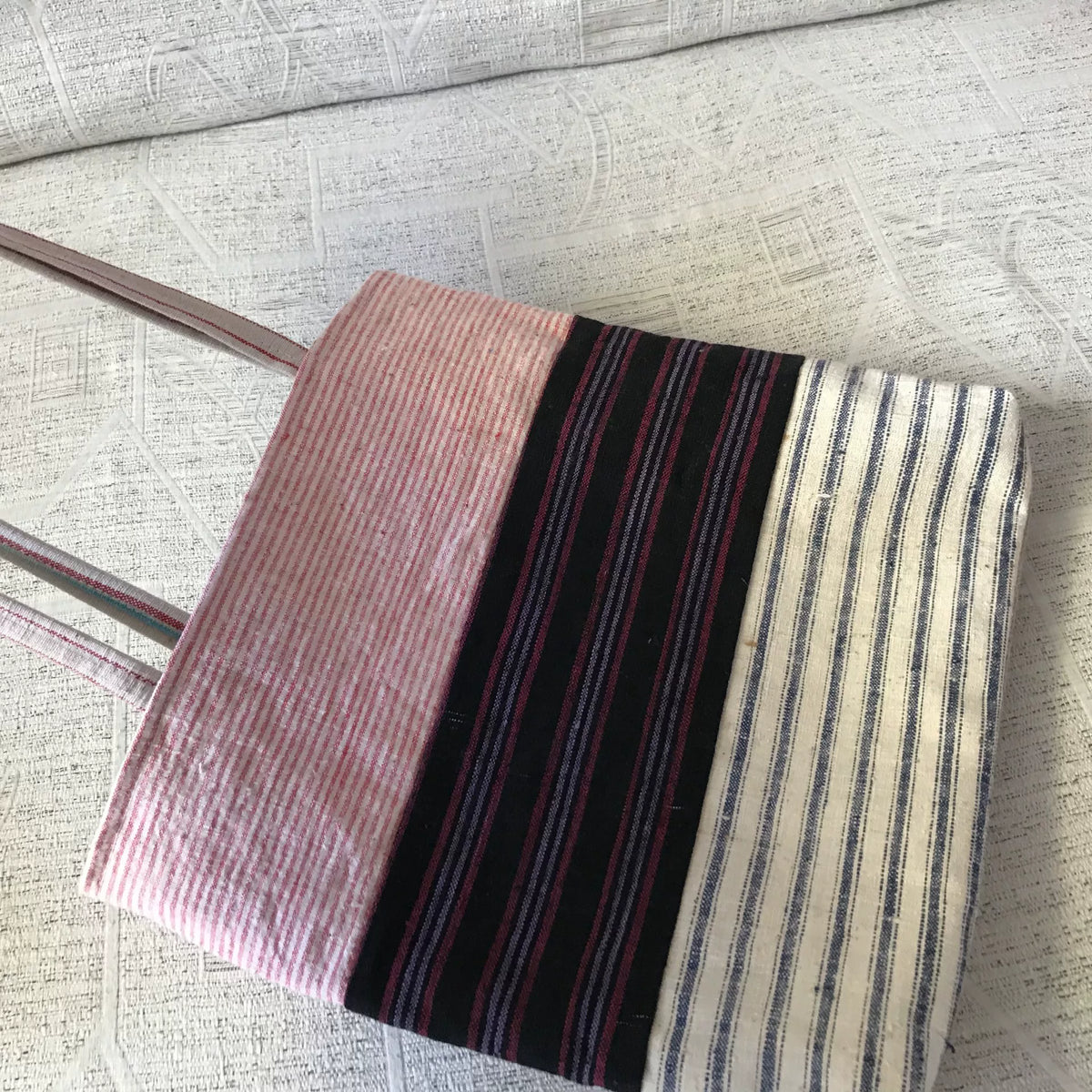 Bolso tote de algodón tejido a mano con rayas rosa y marino