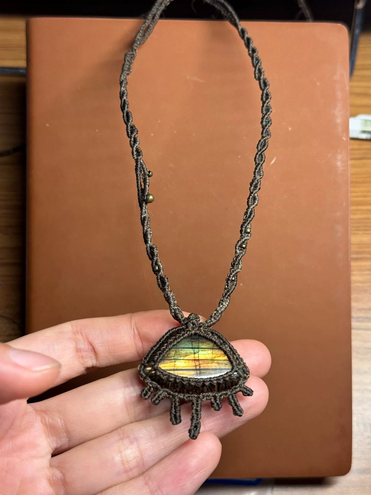 Collana con pendente in labradorite in macramé fatta a mano