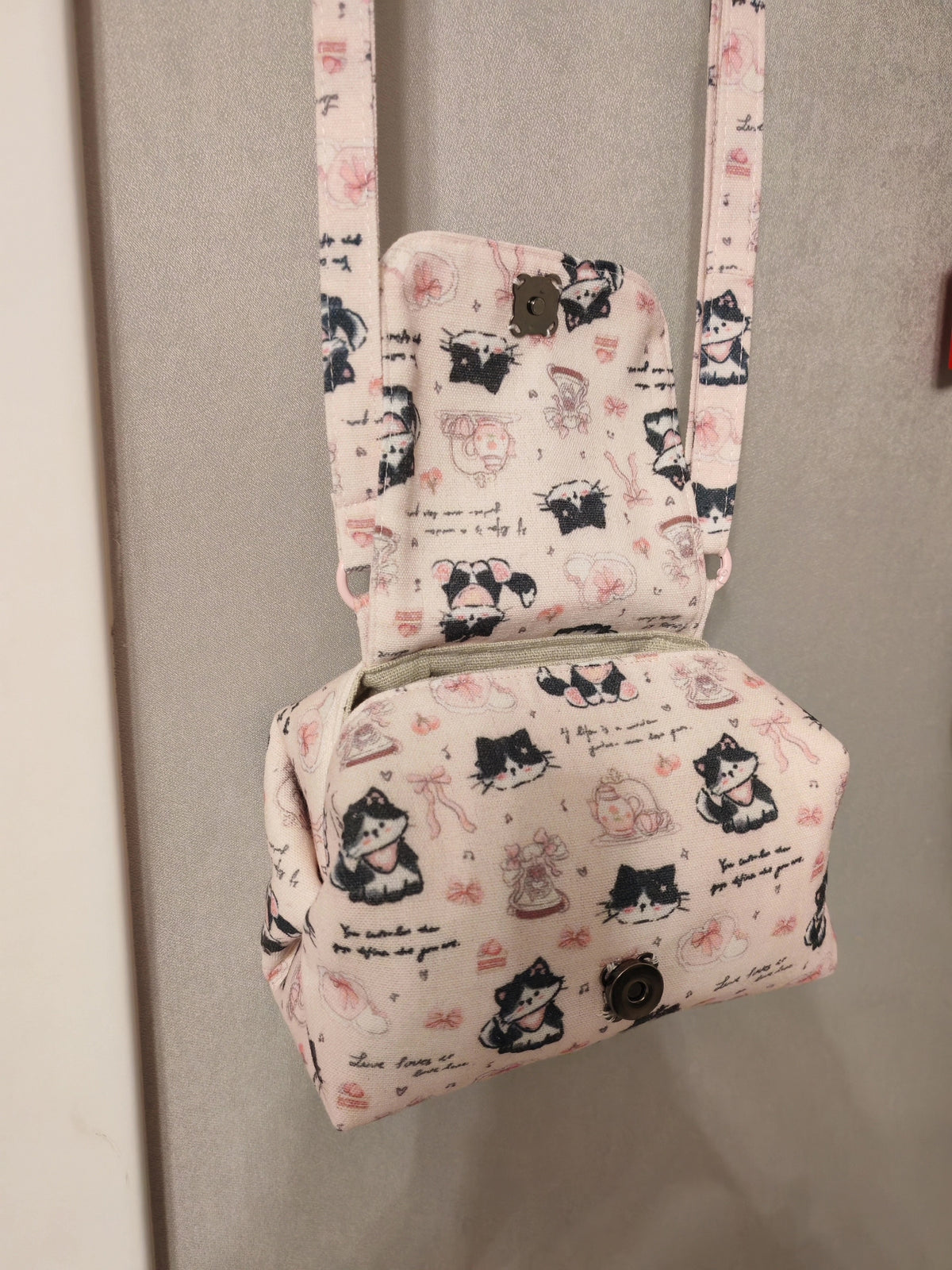 Bolso bandolera acolchado a mano con estampado de gatos