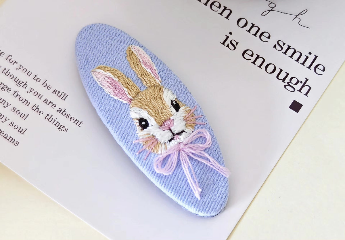 Prendedor de Cabelo Coelho Bordado à Mão Tecido Azul