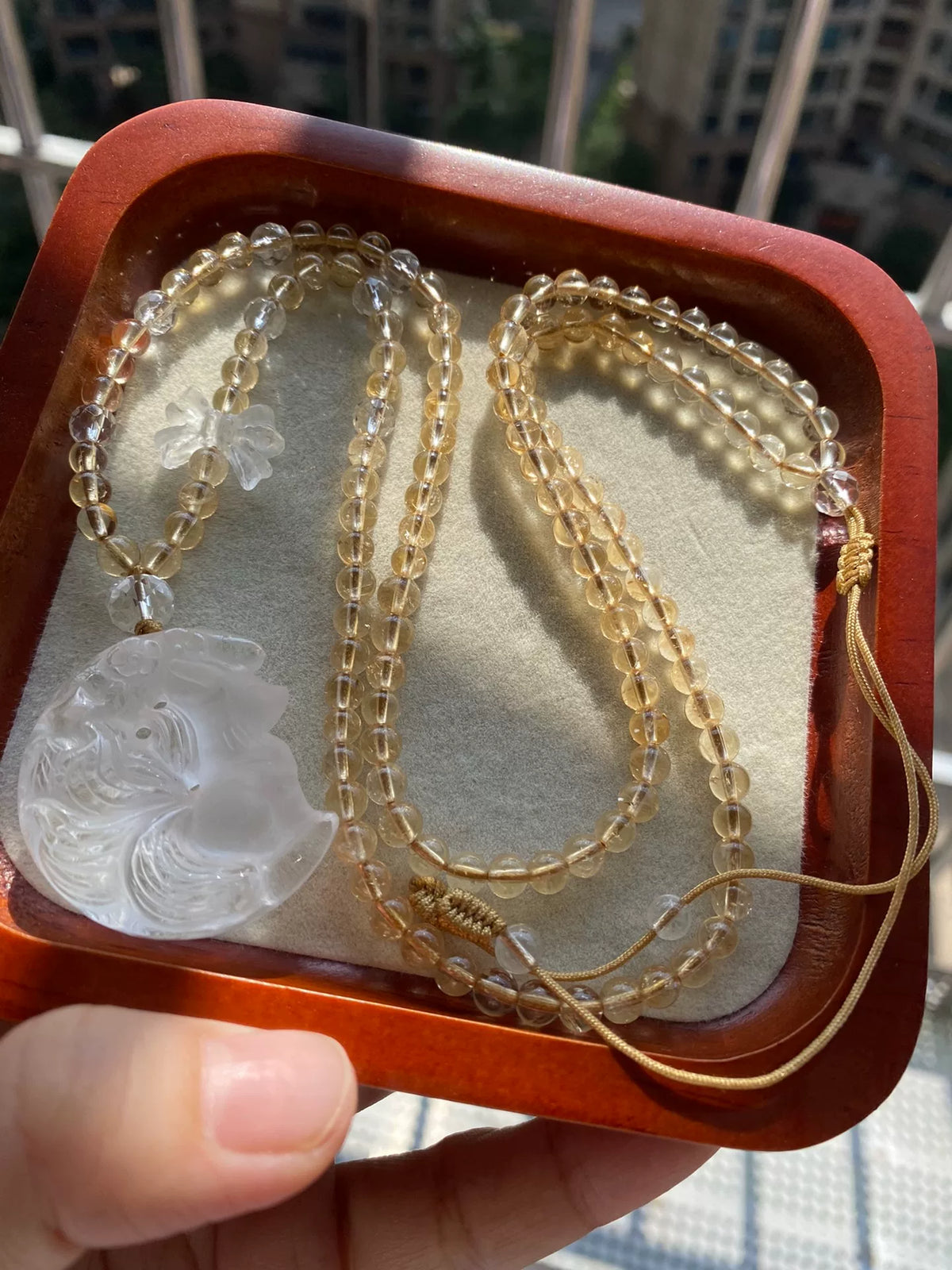 Colar com Pendente de Raposa e Lua em Cristal Branco