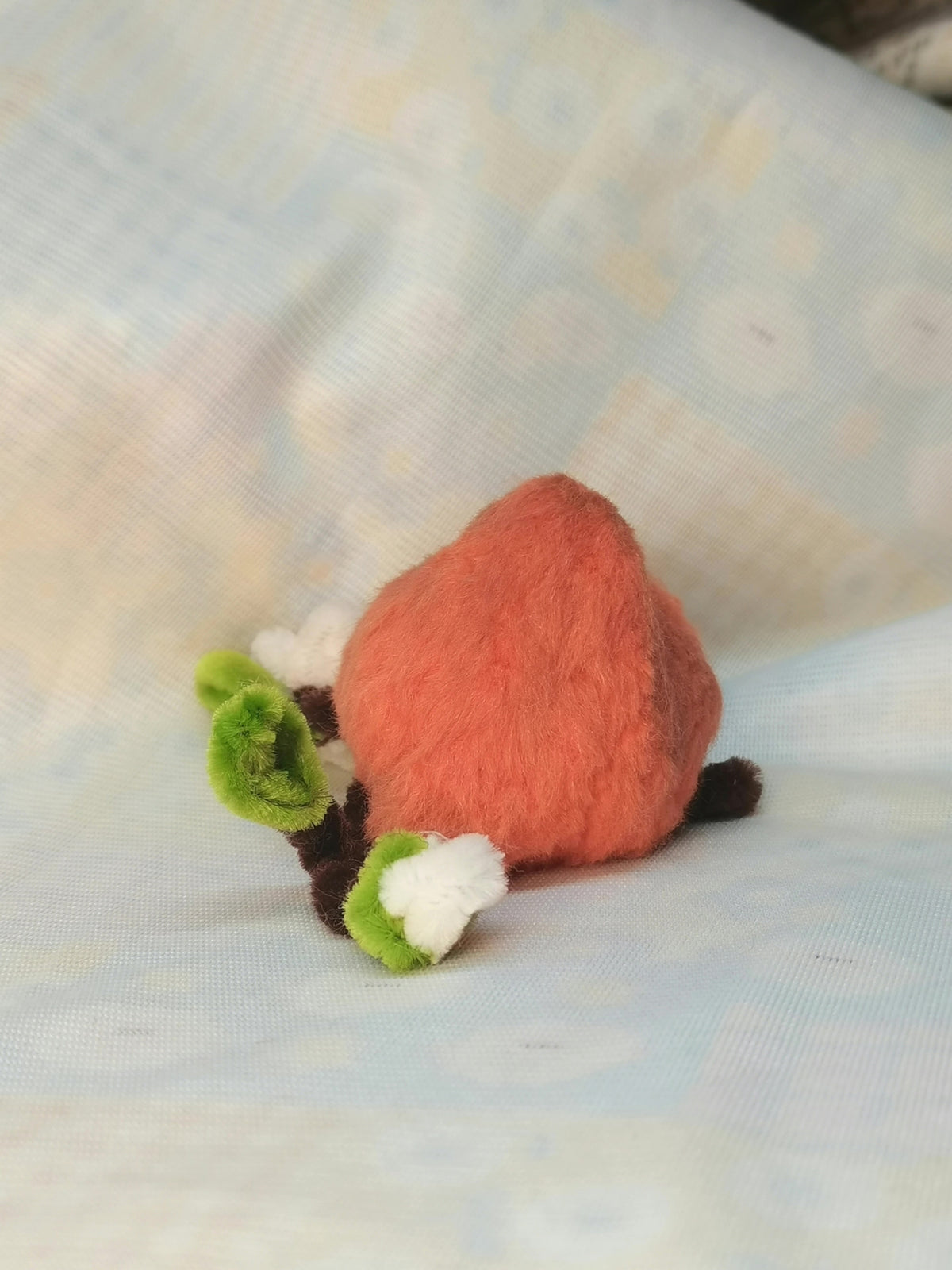 Korallenrosa Chenille-Vogelfigur
