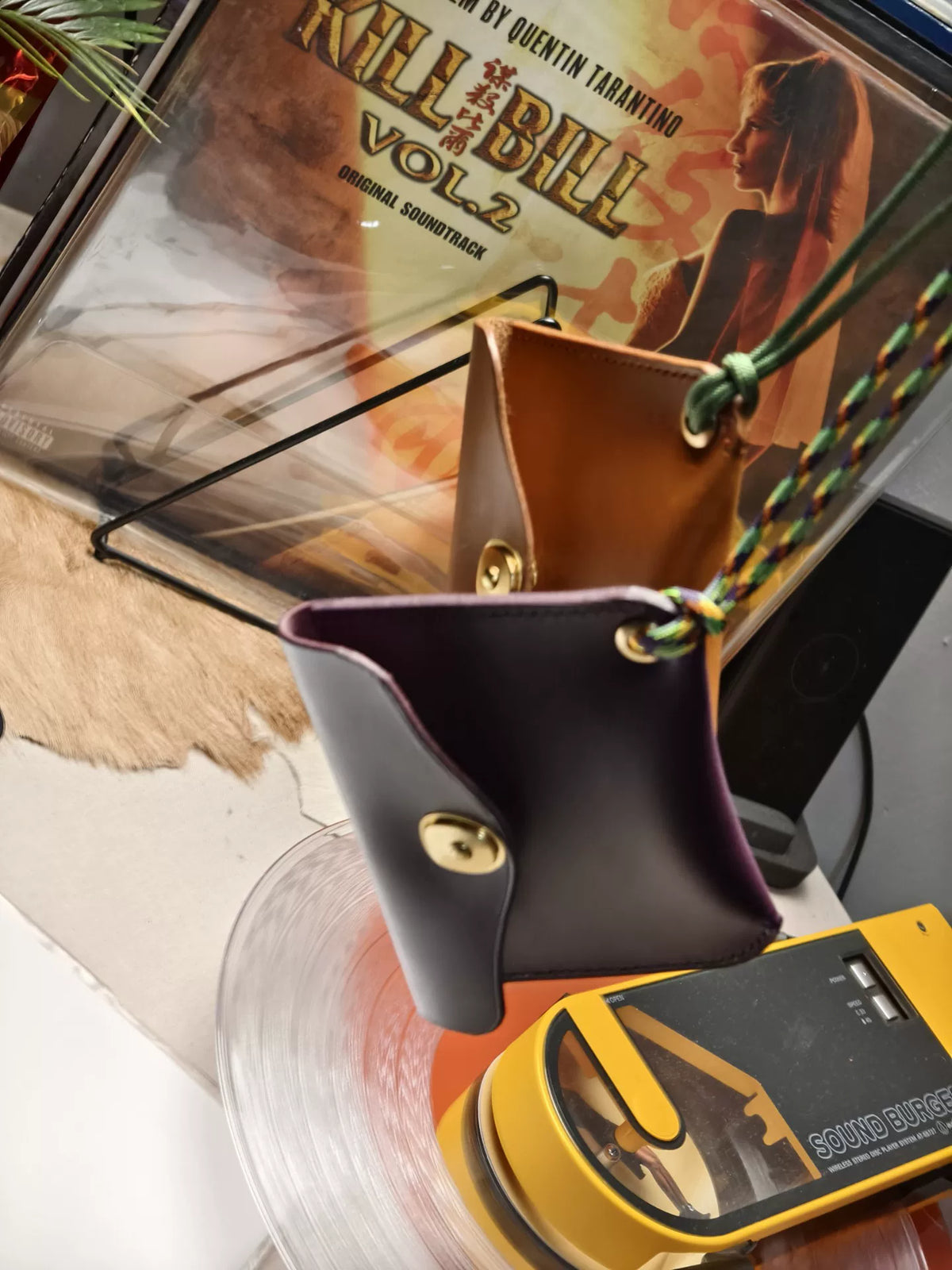 Leder-Halsbeutel mit Messing-Druckknopf