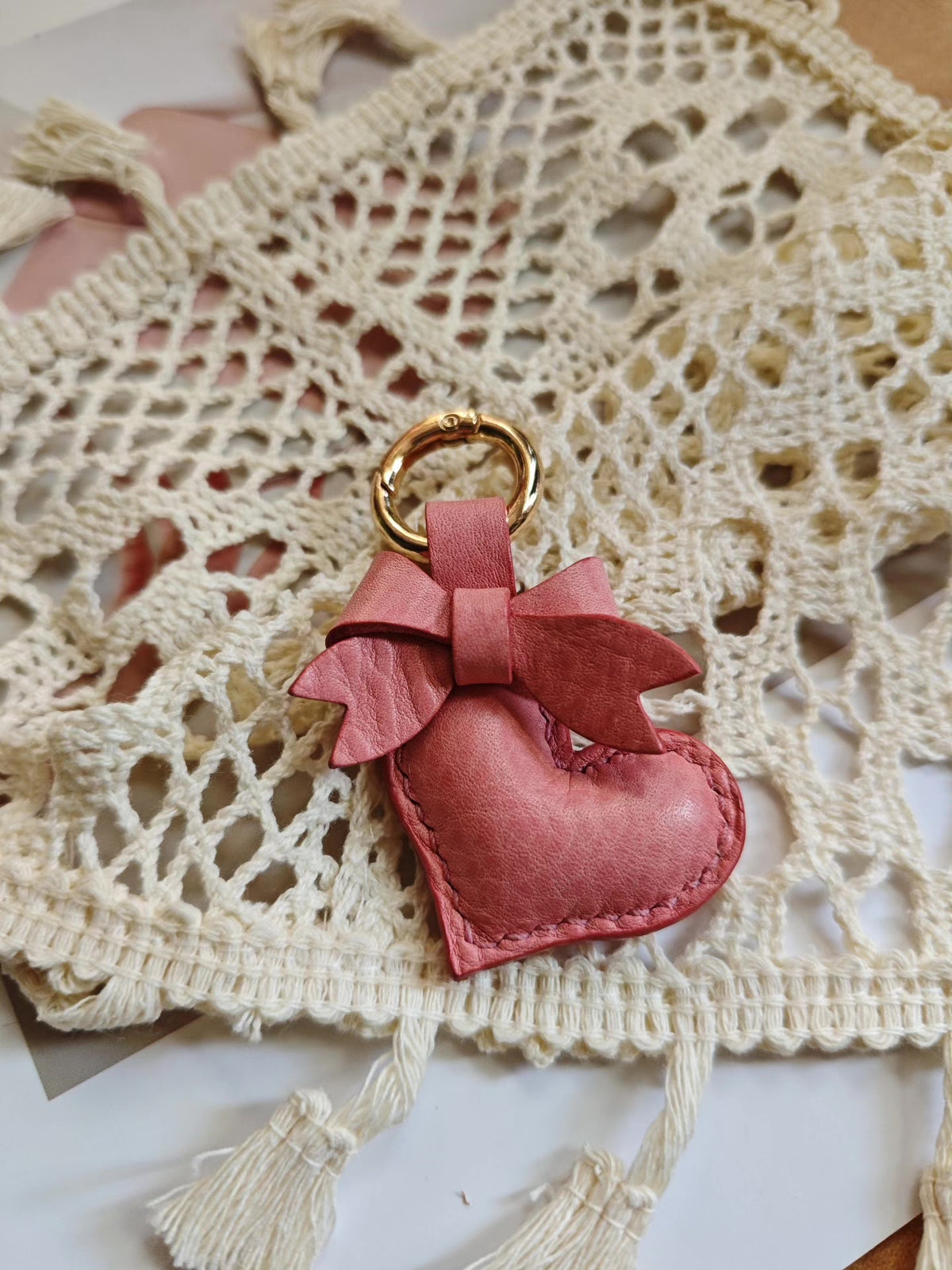 Chaveiro de Couro com Coração Rosa e Laço