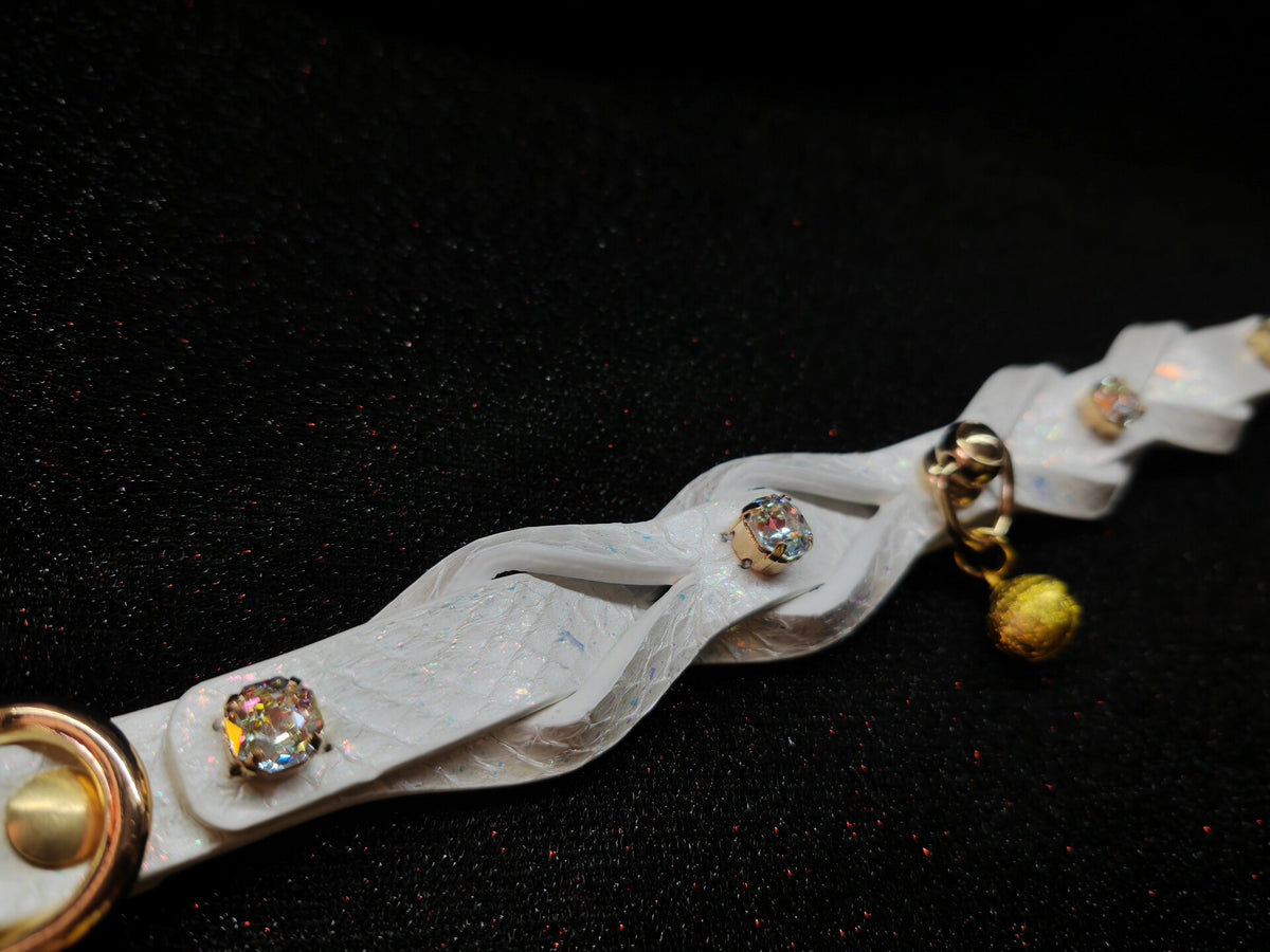 Collare intrecciato bianco iridescente con pelle di serpente