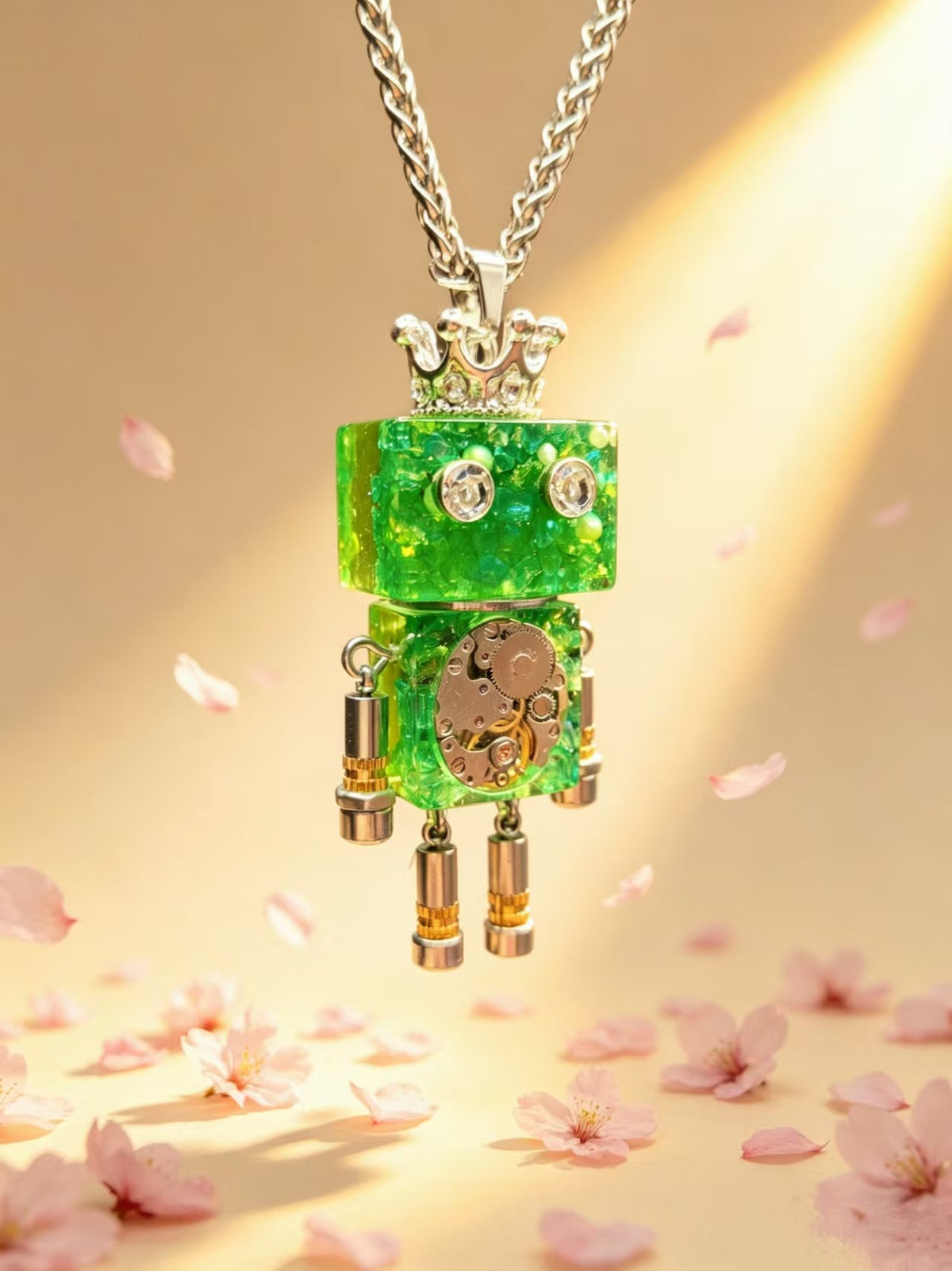 Collar con colgante de robot verde y corona