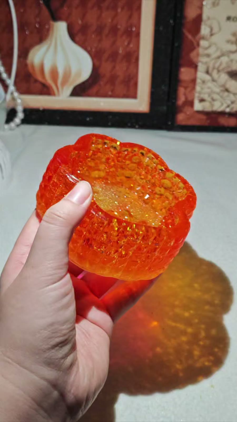 Handgefertigte orangefarbene Glitter-Aufbewahrungsbox in Katzenpfoten-Form