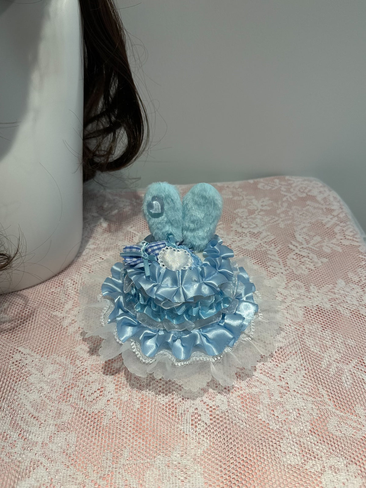 Mini cappello con orecchie da coniglio azzurro e pizzo