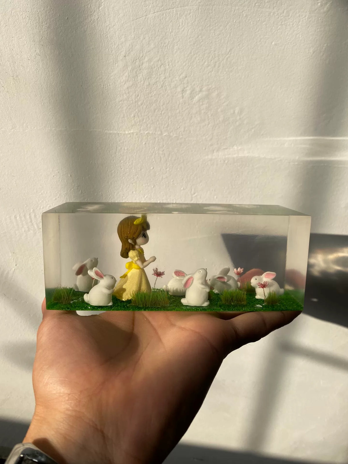 Diorama de resina transparente de princesa con conejos blancos