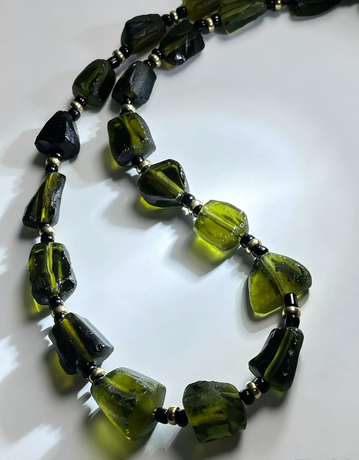 Colar de Vidro Romano Antigo Contas Verde-Azeitona