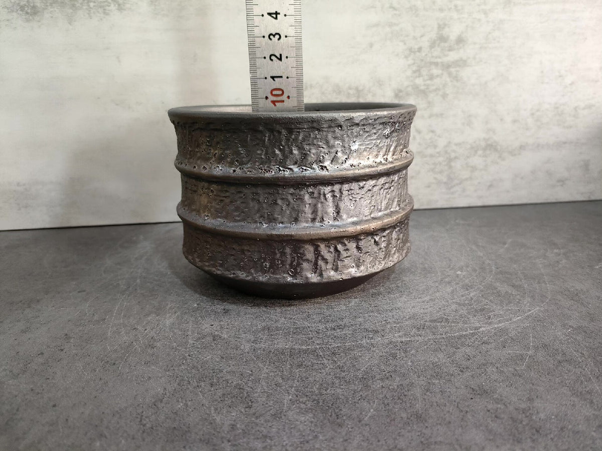 Vaso de cerámica artesanal con textura de corteza