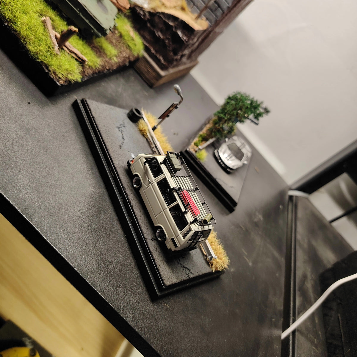 Diorama-bas med höstväg i skala 1:64