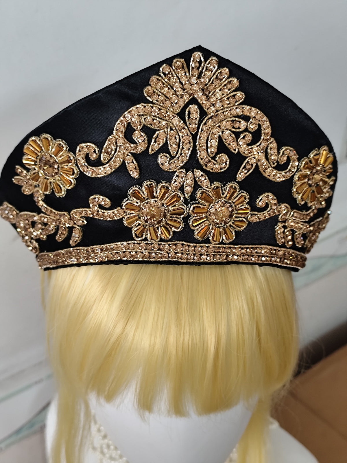 Gothic lolita-kokoshnik-krona med svart tyllslöja