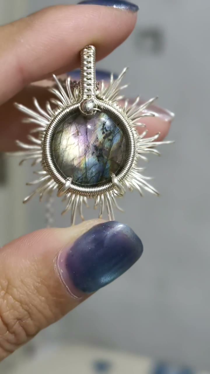 Colgante de cobre con labradorita envuelto en alambre