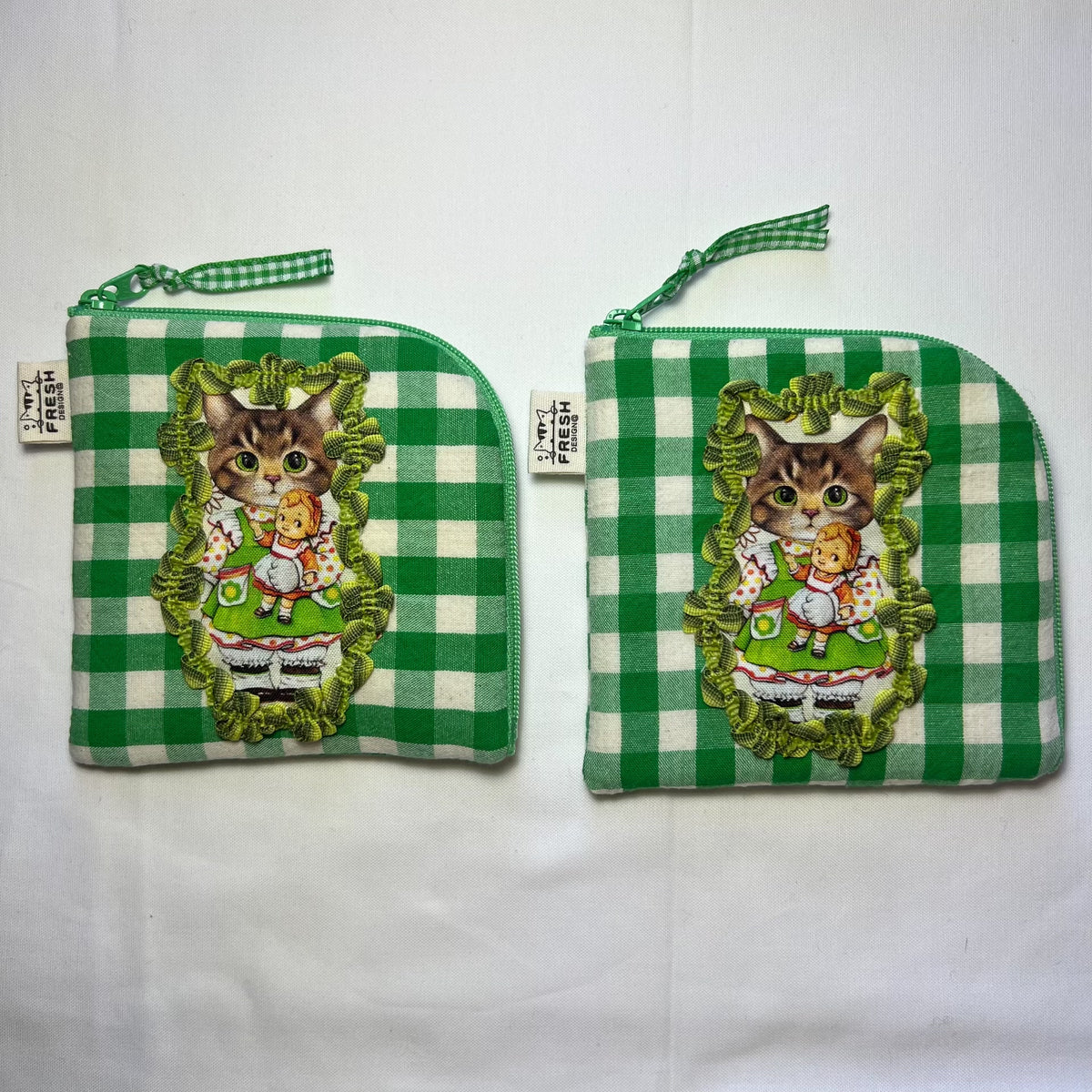 Astuccio con zip e gatto a quadretti verdi