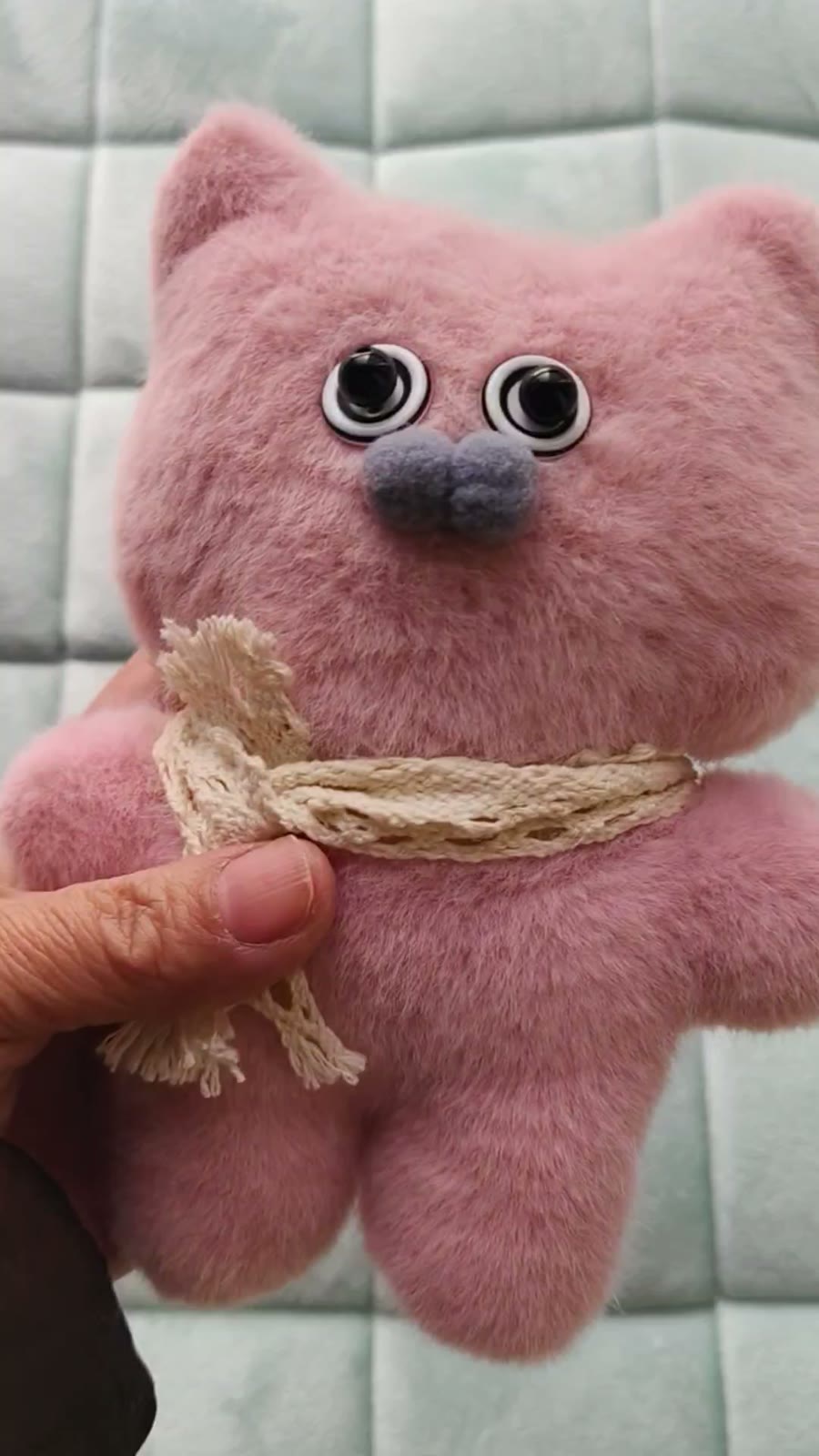 Handsydd rosa mjukiskkatt med pipa