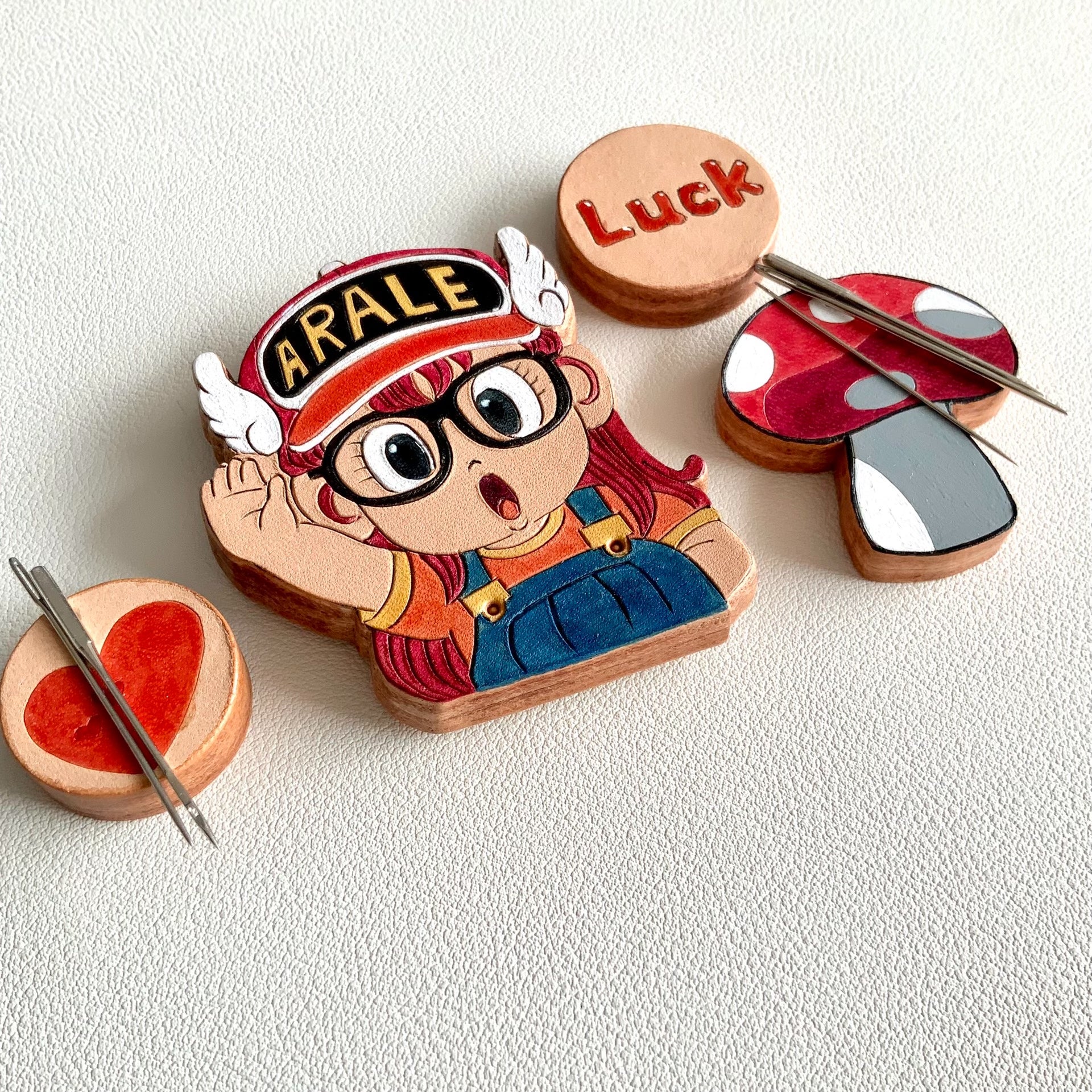 ARALE Magnetic Leather Needle Holder Set with Luck and Mushroom Charms