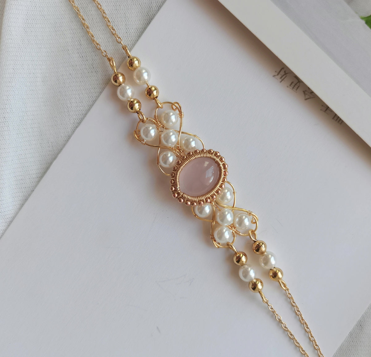 Braccialetto con quarzo rosa, perle e oro