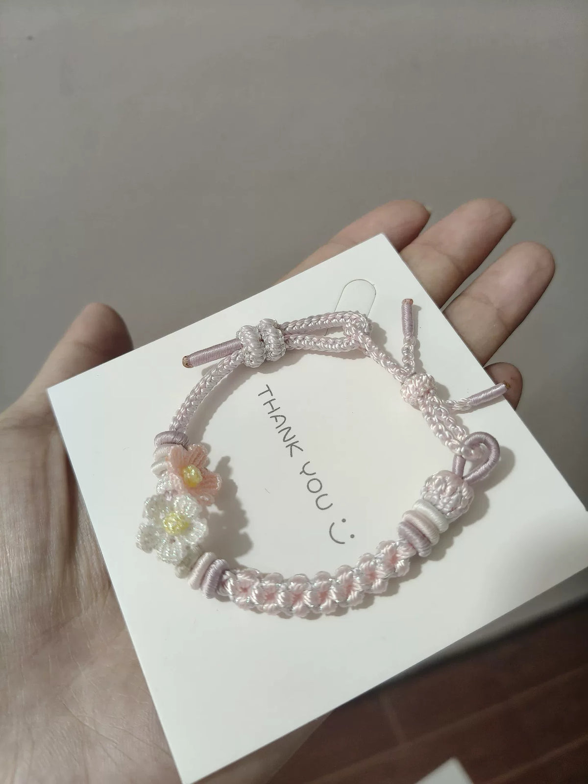 Braccialetto intrecciato a mano sfumatura rosa e bianco con fiori