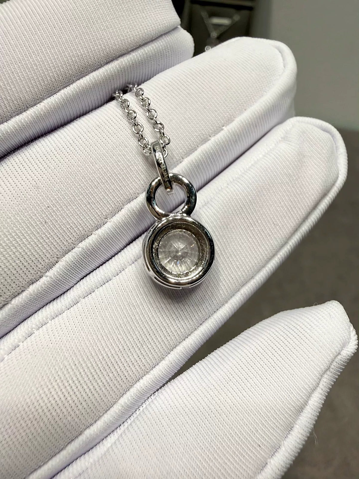 Collar de halo de doble anillo con baido en rodio