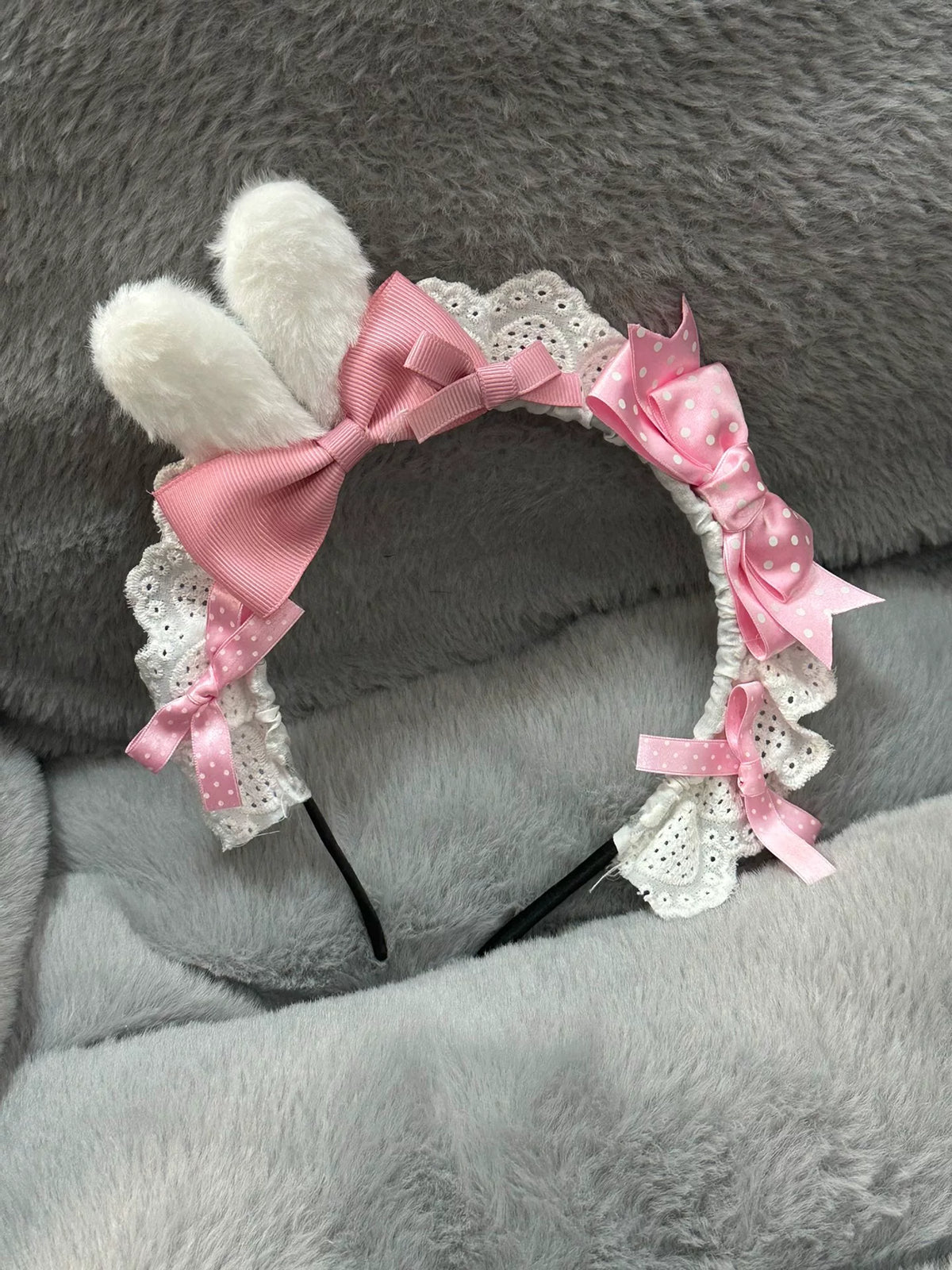 Weißes Plusch-Hasenohr-Hanband mit rosa Schleife