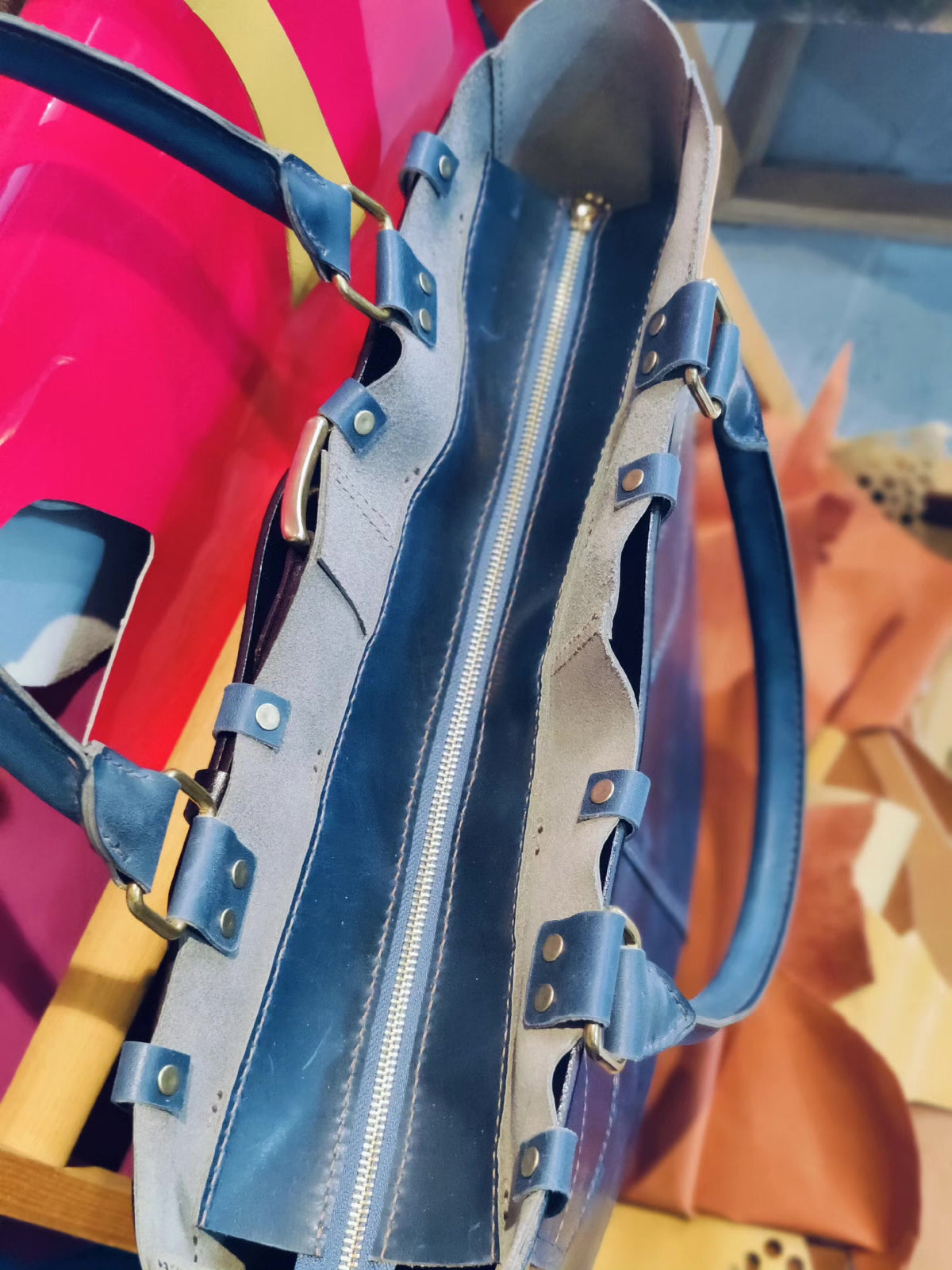 ポケット付きブルーレザートートバッグ