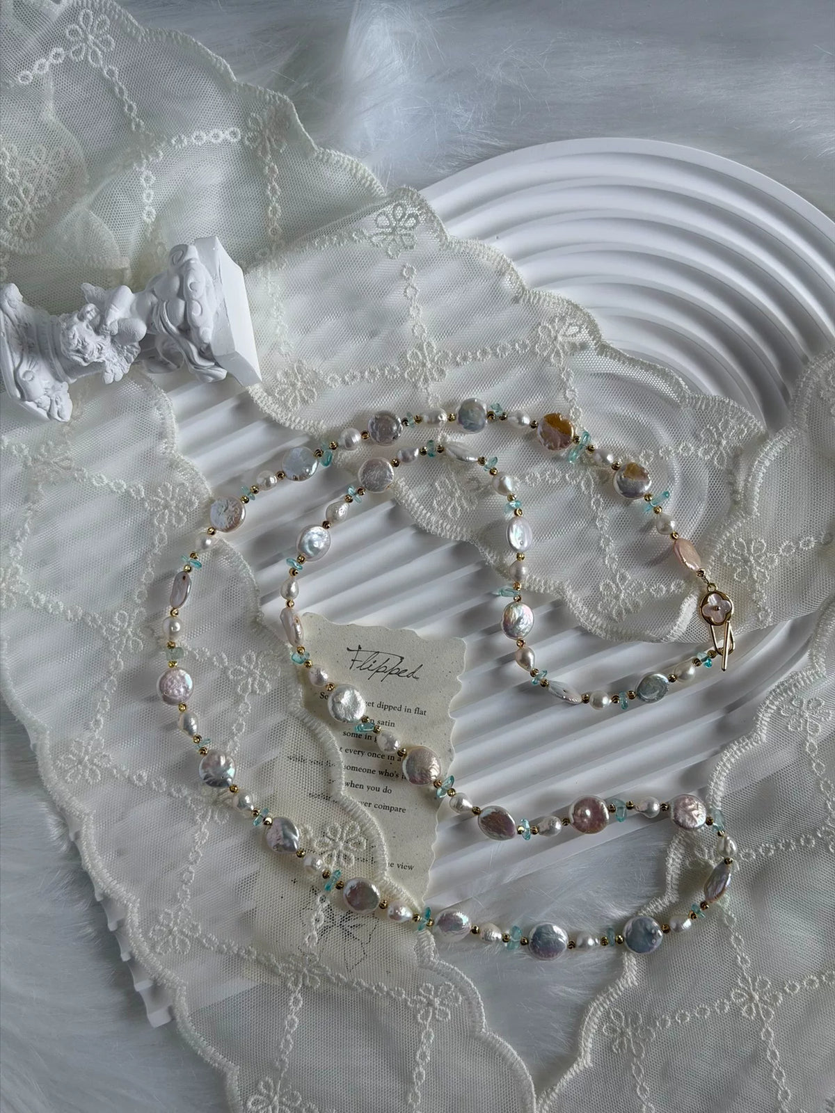 Collana lunga con più giri di perle d'acqua
