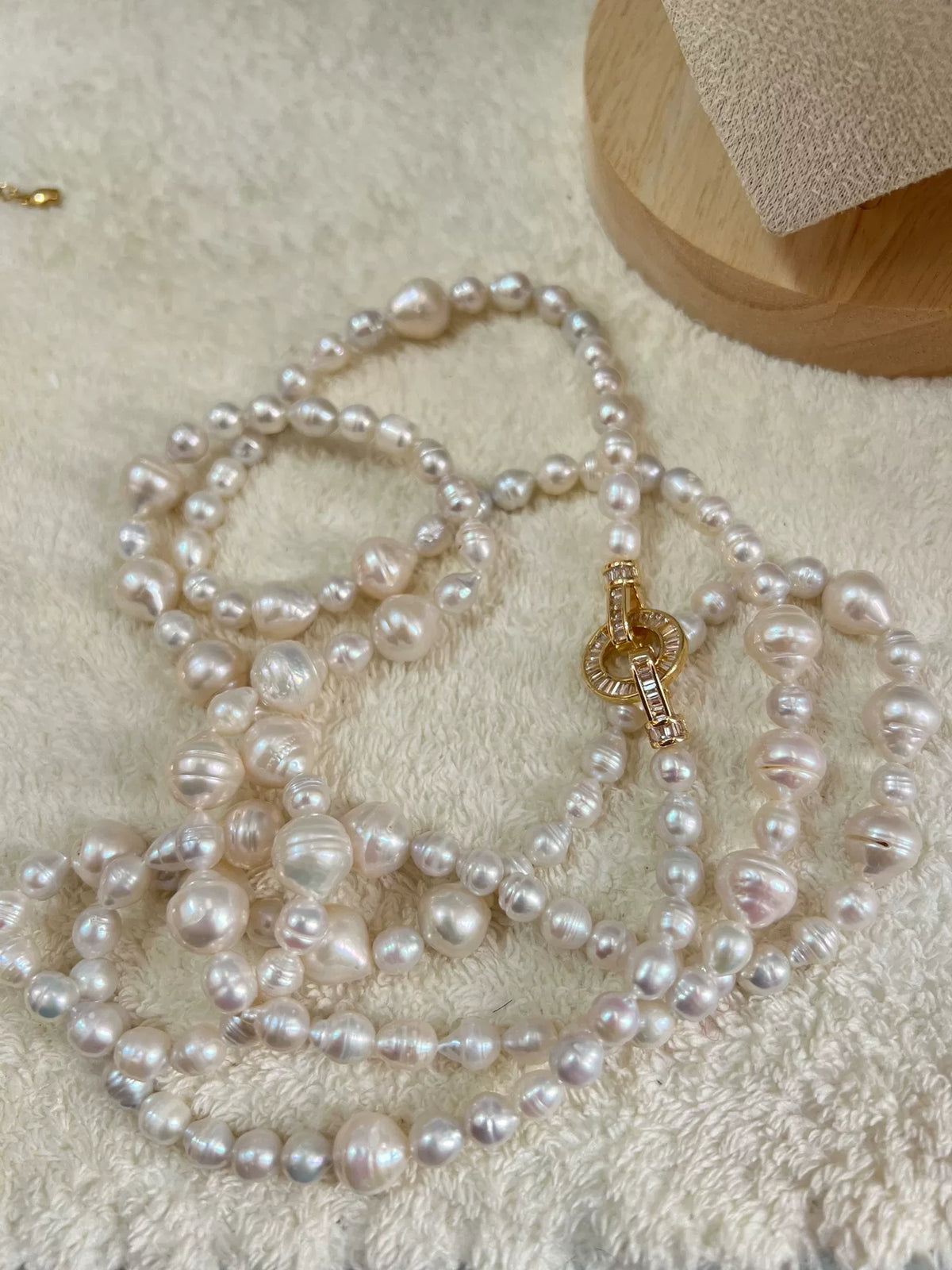Collana lunga con perle d'acqua e chiusura a ciondolo