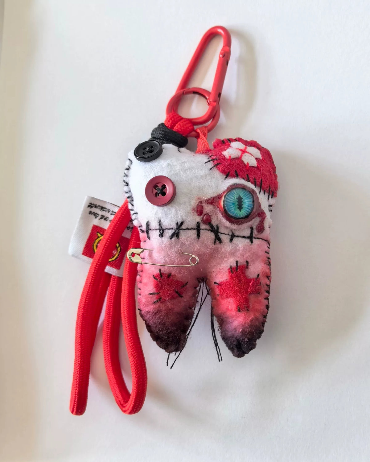 Charm in peluche mostro dente in feltro usurato