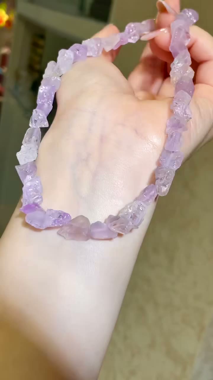 Colar de Cristal Roxo Irregular com Fecho Dourado 18k