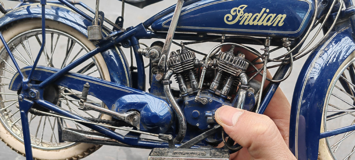 1:6 Indian Scout Motorradmodell verwittert