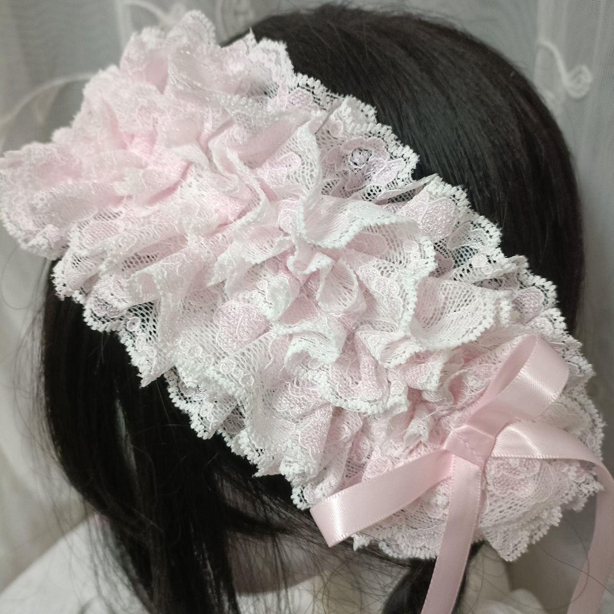 Tiara de Renda Rosa com Folhos e Laços de Cetim