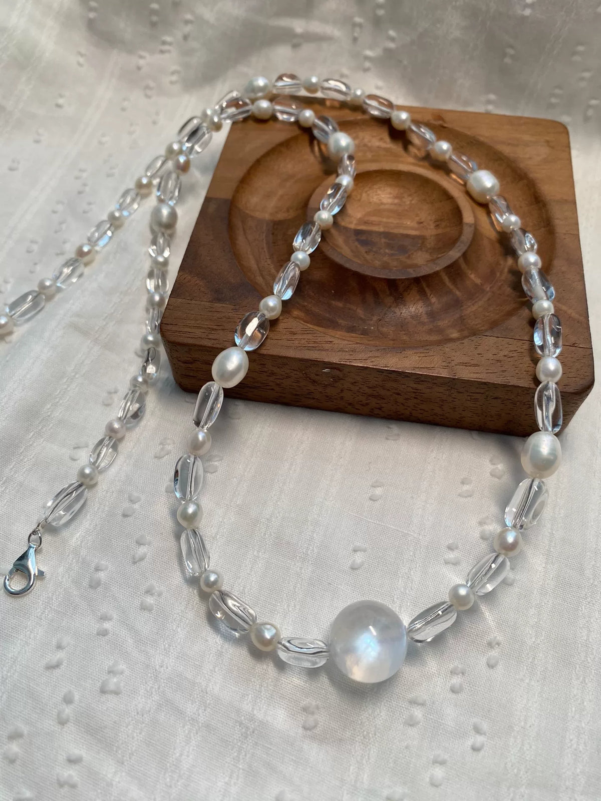 Collana lunga con pietra di luna blu, quarzo bianco e perle