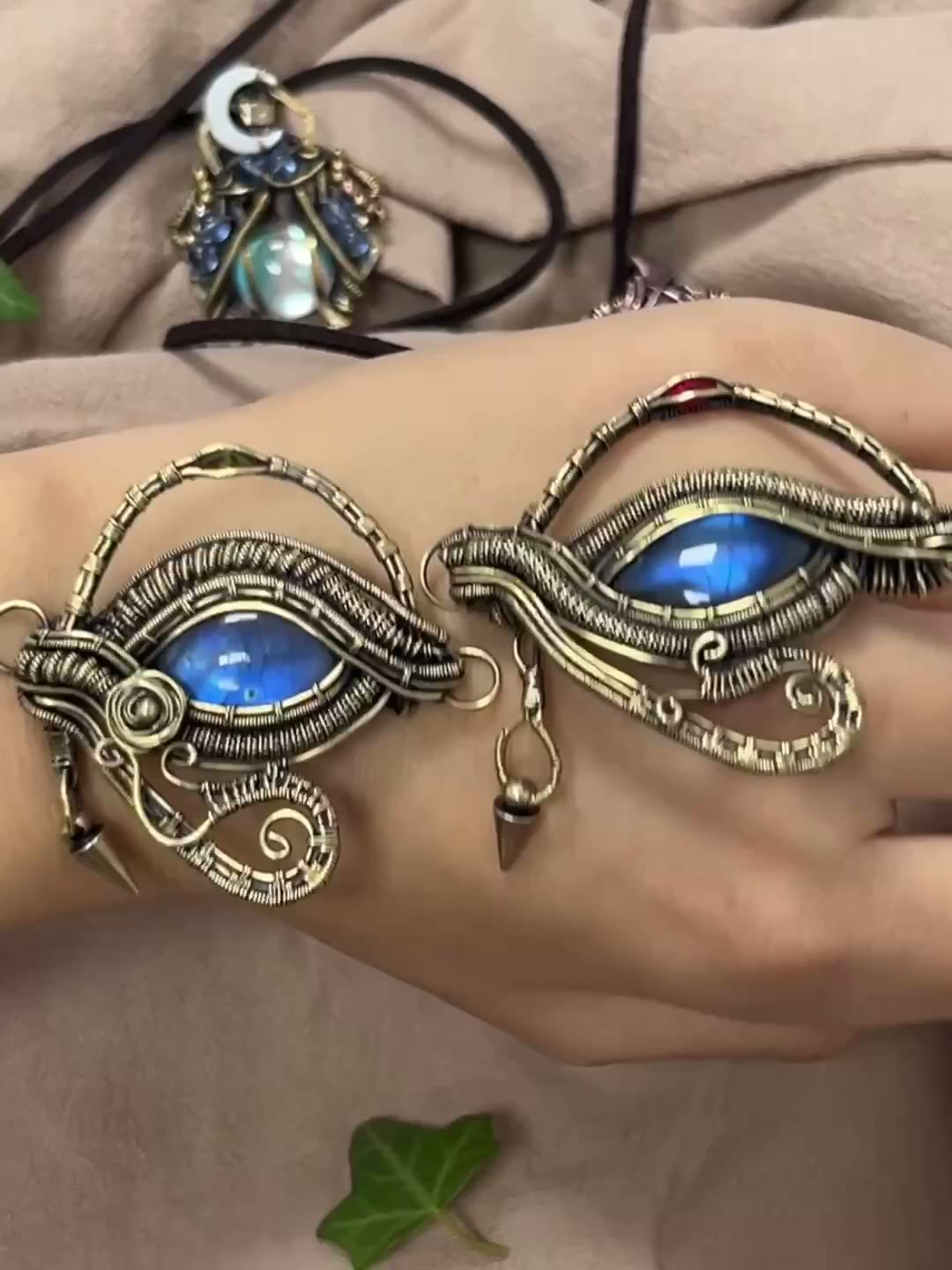 Pendent œil d'Horus en fil de cuivre