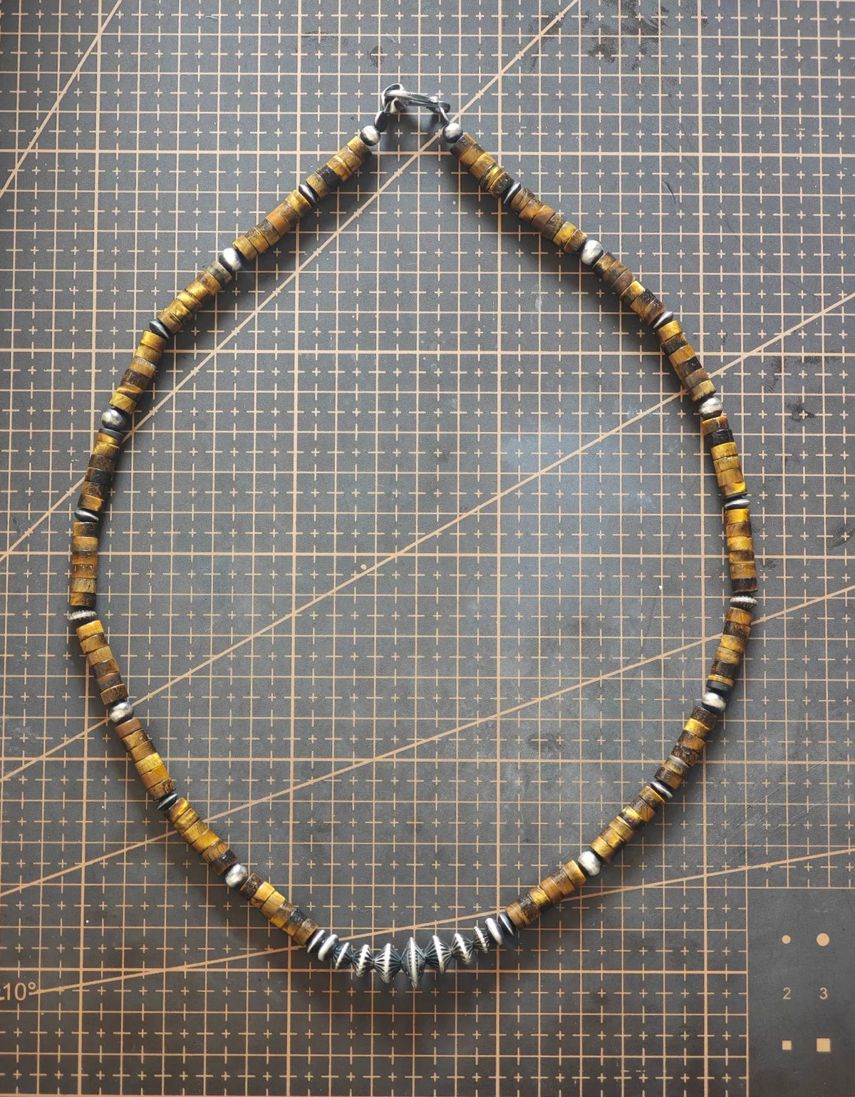 Handgjort halsband i 925 sterlvsilver med pärlor av ögonsten