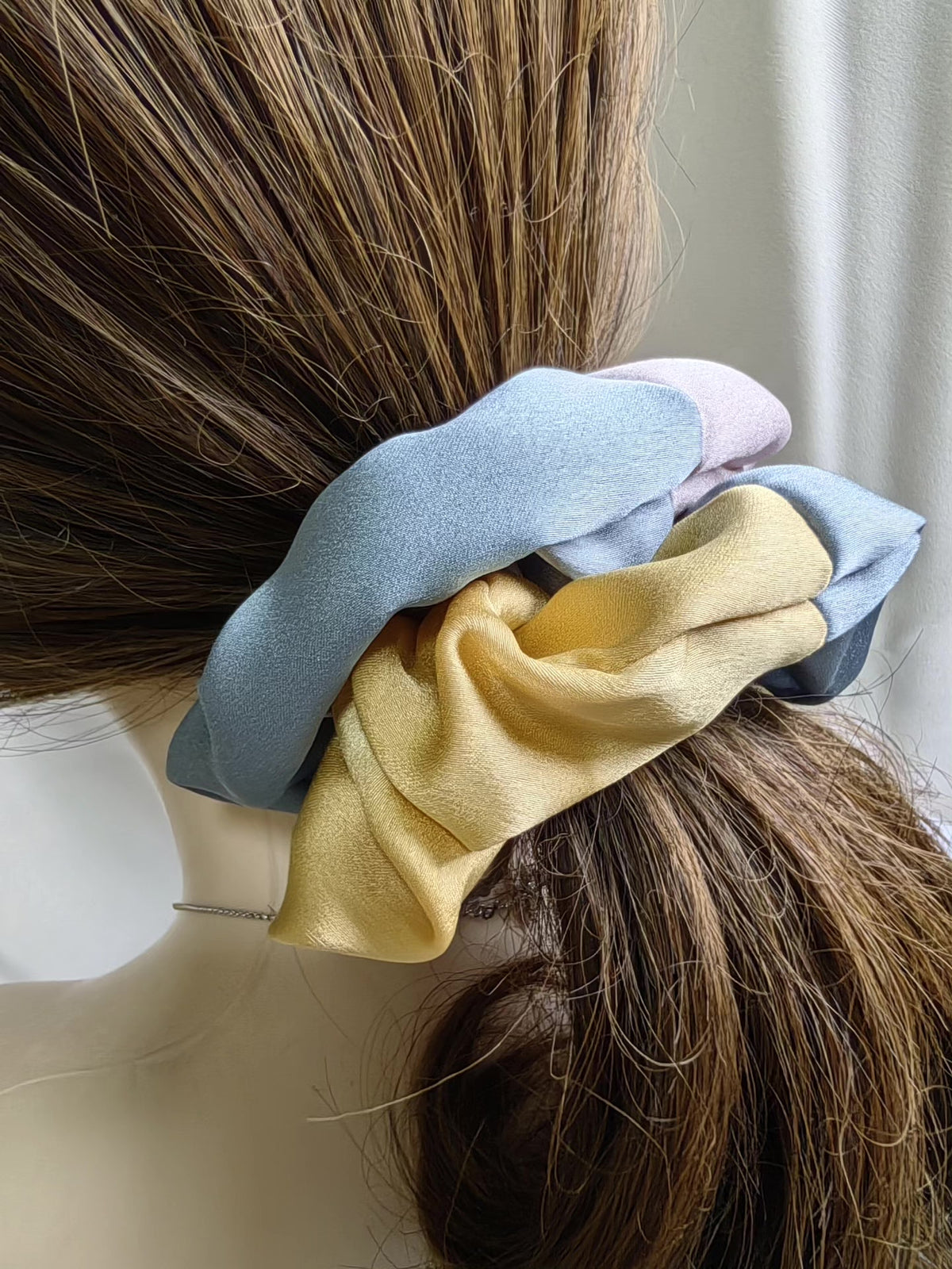 Tri-farbiges Kunstseide-Scrunchie