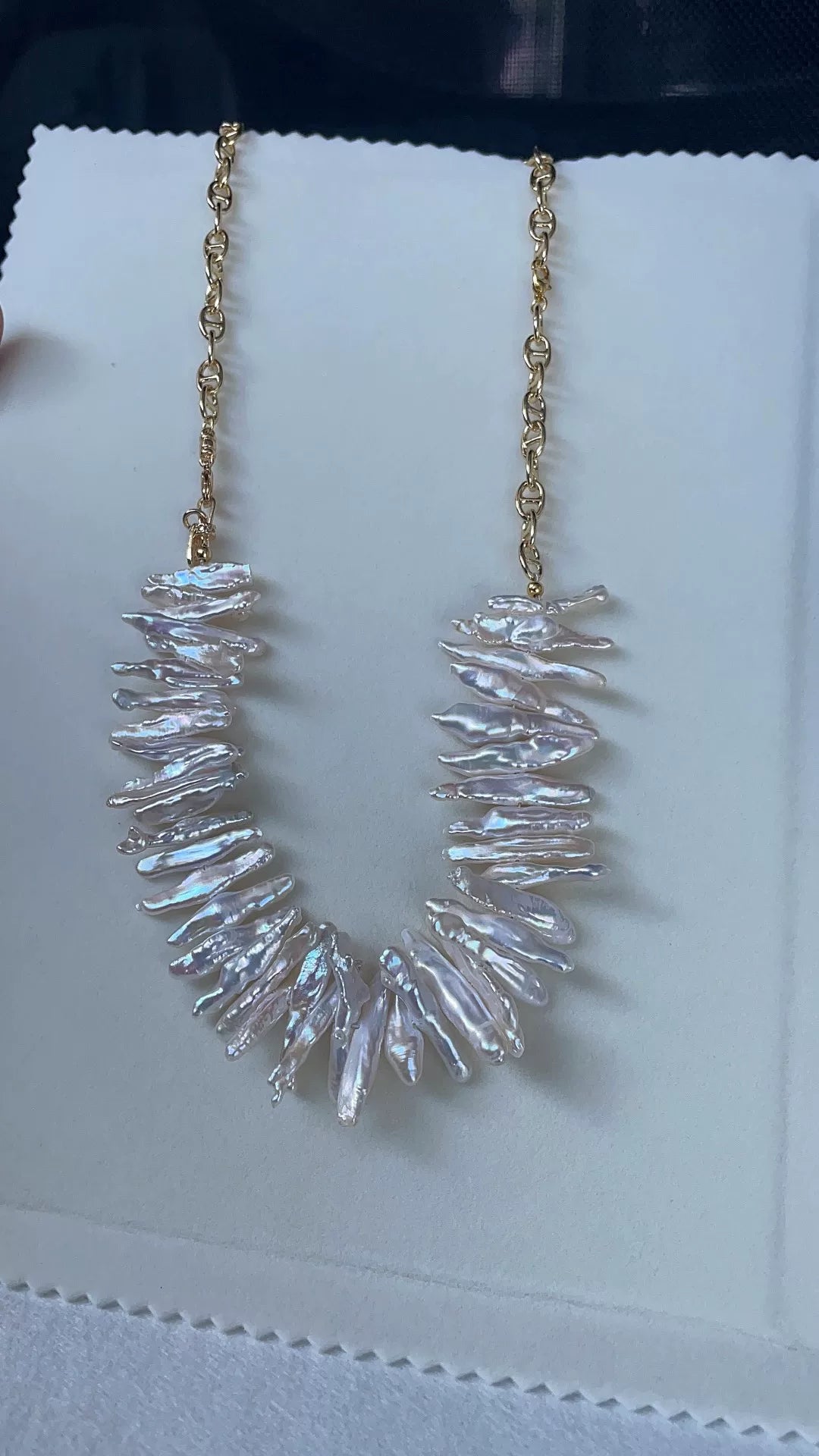 Collana statement con perle barocco d'acqua dolce a forma di V