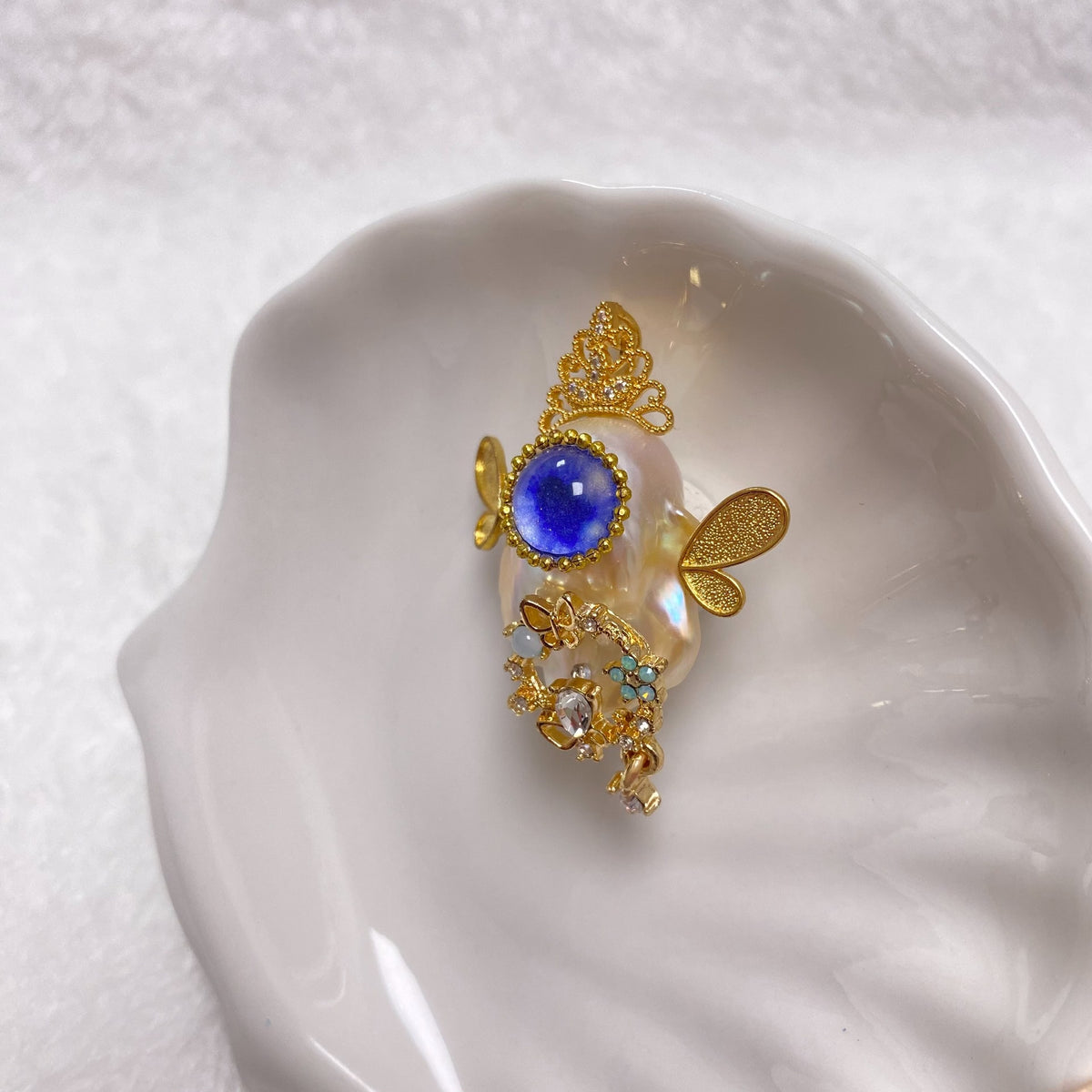 Dije de monstruo con perla barroca y corona