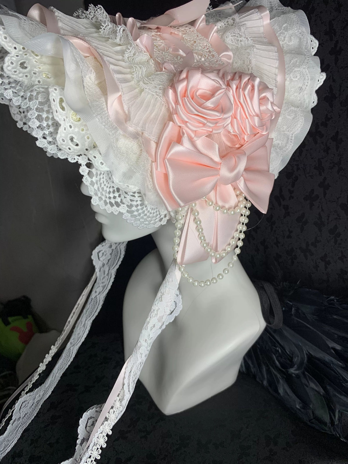 Touca de Cabeça em Cetim Rosa com Renda e Pérolas