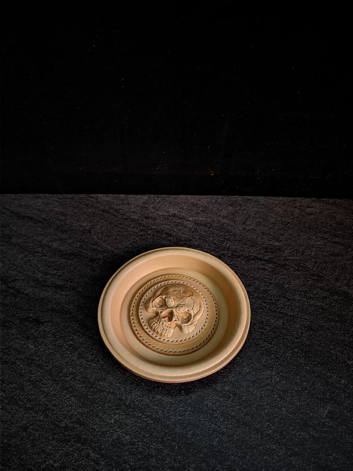 Plateau de rangement en cuir tannu végétal avec médaillon de crâne