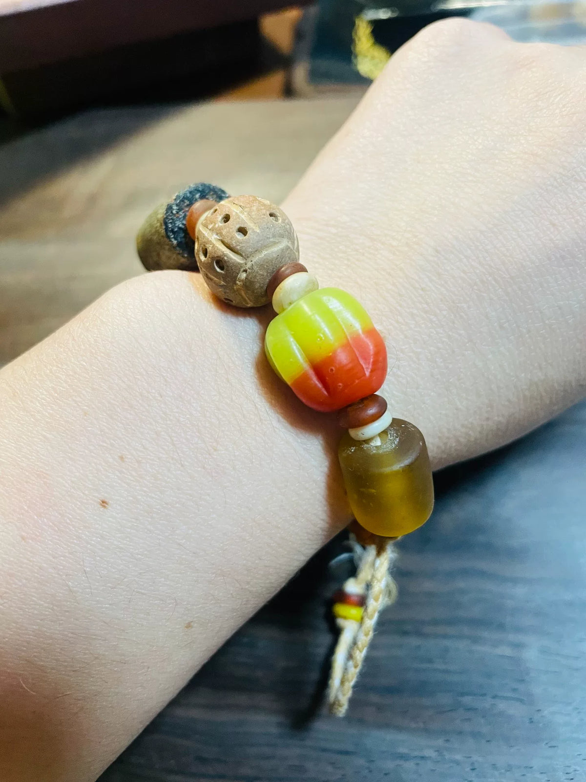 Bracciale con perline in vetro e argilla artigianale