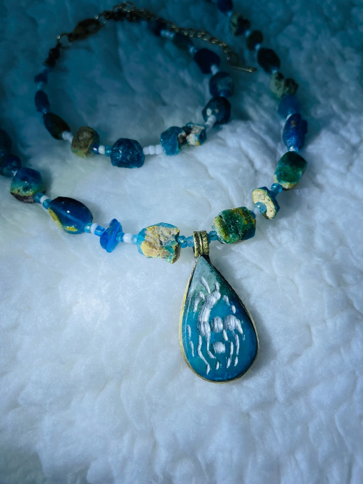 Conjunto de Colar e Pulseira em Vidro Romano Antigo