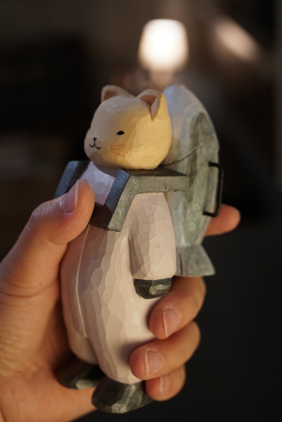 Handgjord träskulptur – katt som astronaut