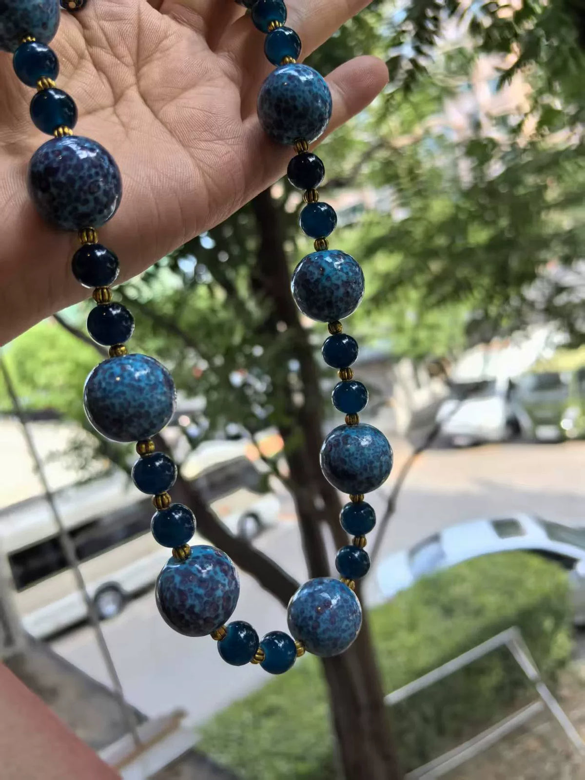 Collana con perle in vetro Blue Frog Skin