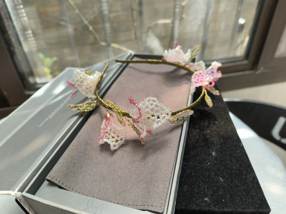 Handgefertigtes Blumenhaarband mit rosaem Kristall