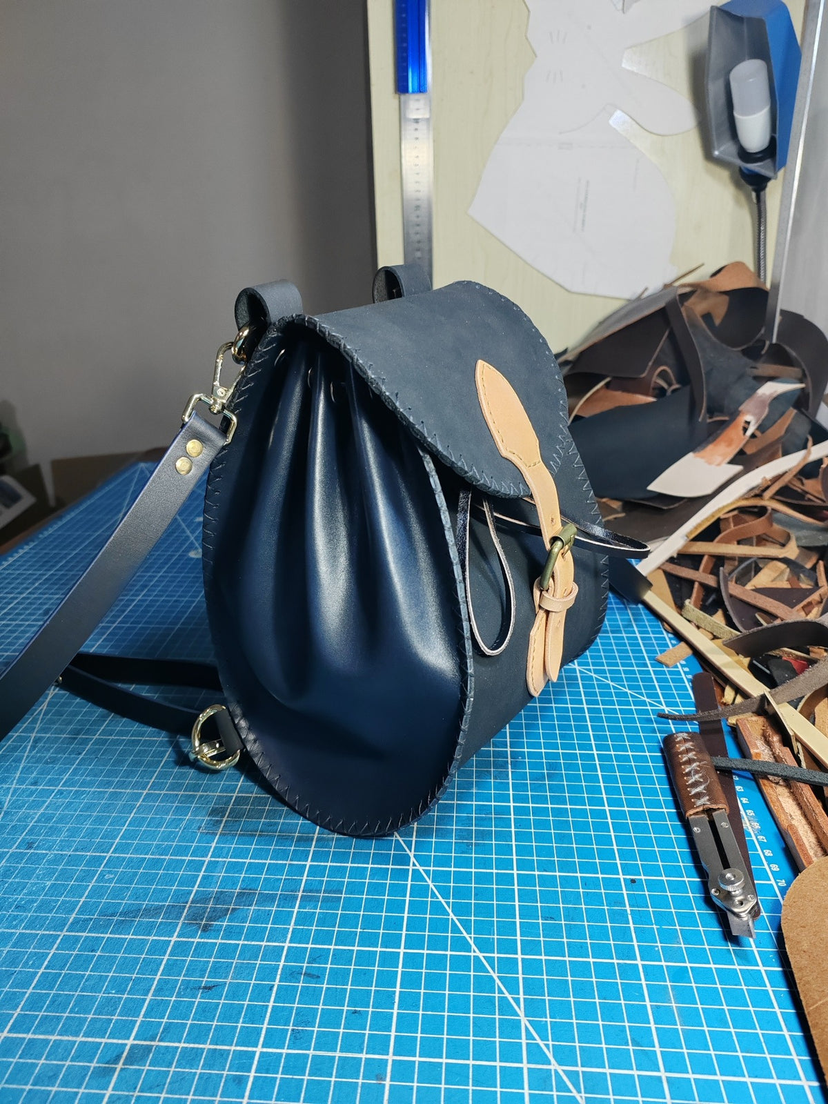 Handgefertigter schwarzer Lederrucksack mit Kordelzug