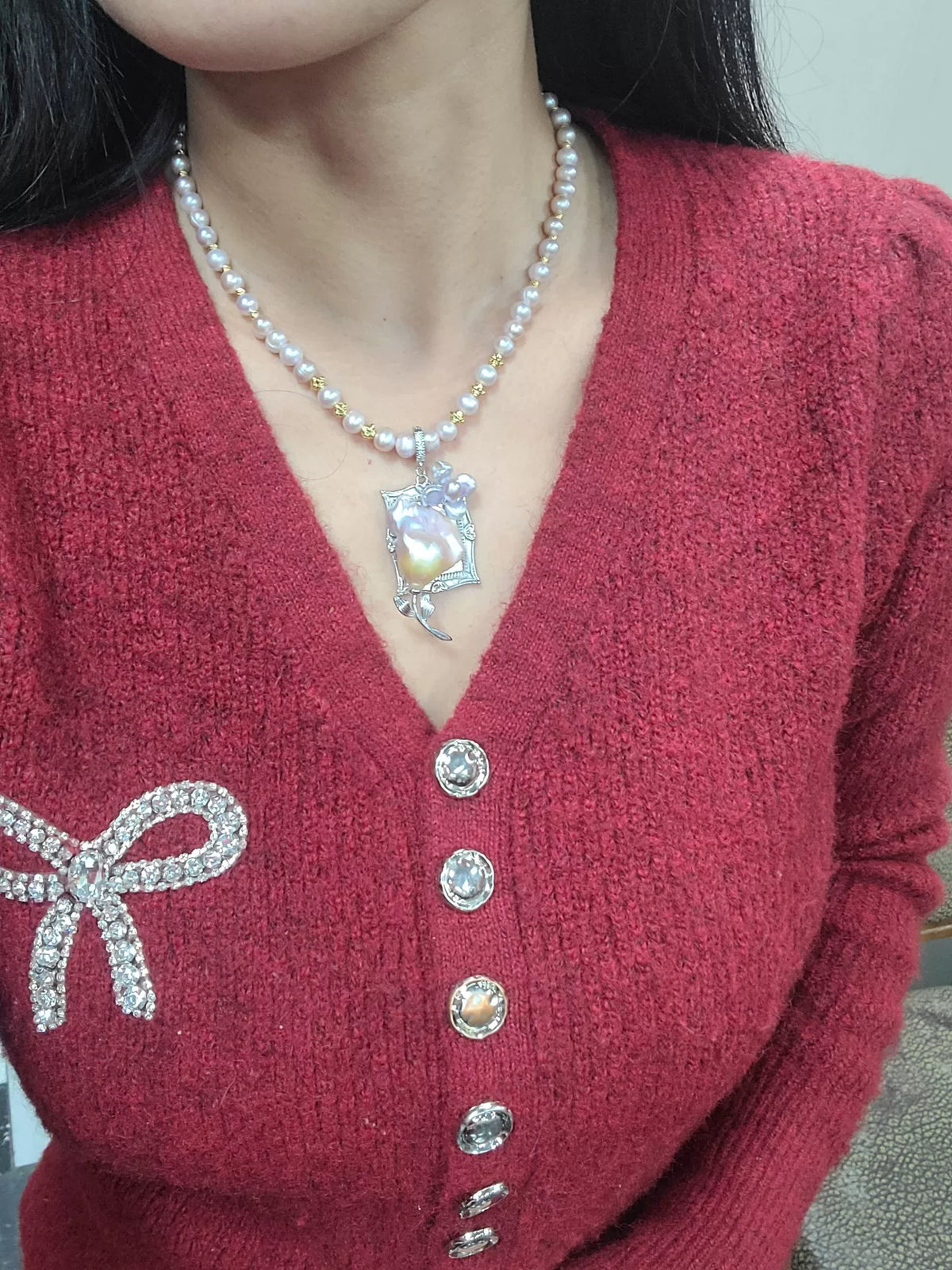 Collier de perles roses avec pendentif en perle mabé bleu-violet